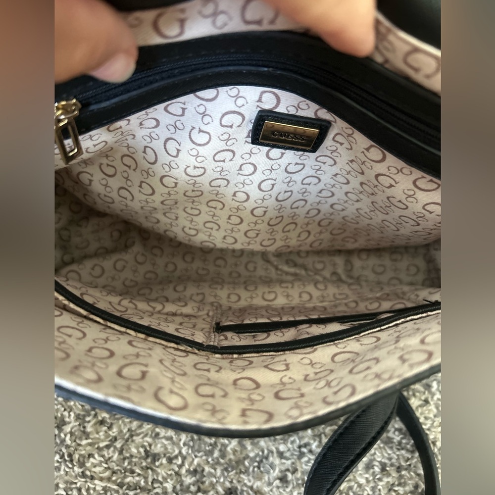 5/$25 GUESS black and white vegan leather purse with gold and flower det… - Picture 7 of 12